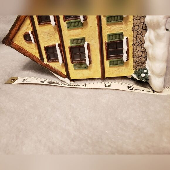 Berta Hummel "Cup of Cheer Cafe" 2003 Hawthorne Village Series - Picture 9 of 11